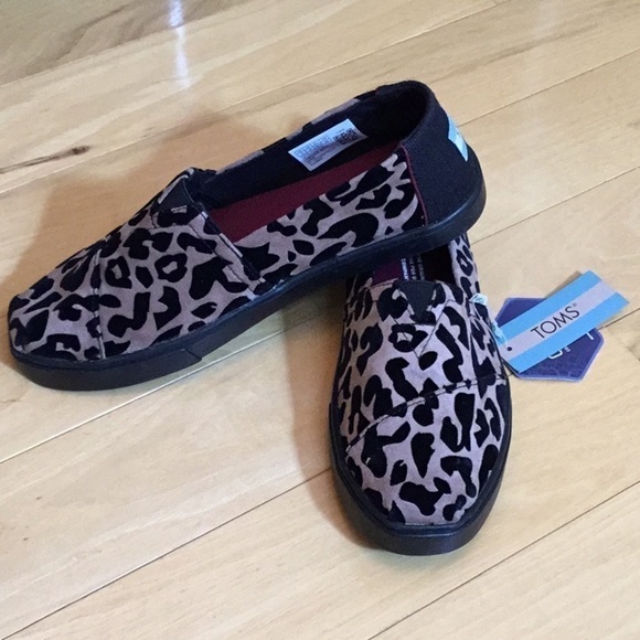 Tom’s loafers, slip on shoes. Black flocked leopard print, women’s size 6. NWT - Picture 5 of 16